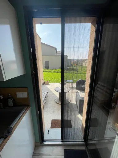 Moustiquaire plissée sur mesure pour porte-fenêtre 