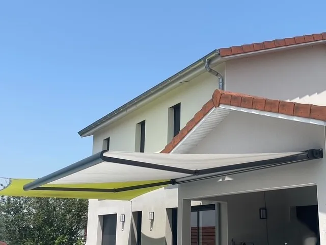 Store banne avec coffre intégral motorisé à ANSE