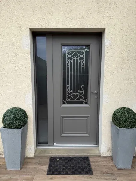 Porte d'entrée traditionnelle avec motif sérigraphié et fixe latéral en Alu, à MONTMERLE SUR SAONE, Villefranche-sur-Saône, AS & FENETRES